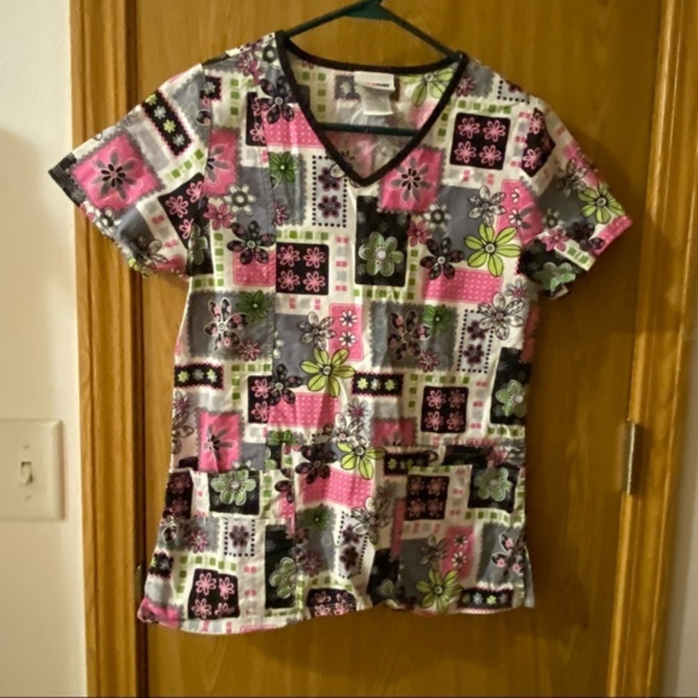 Scrub Star‎ Shirt Women’s Size XS Pink-Black Flower Print V-Neck Pull Over